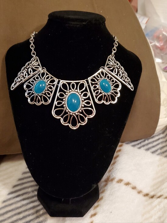 Jewelry - Georgous Turquoise Blue Necklace With Cabochons. Matching Earrings New